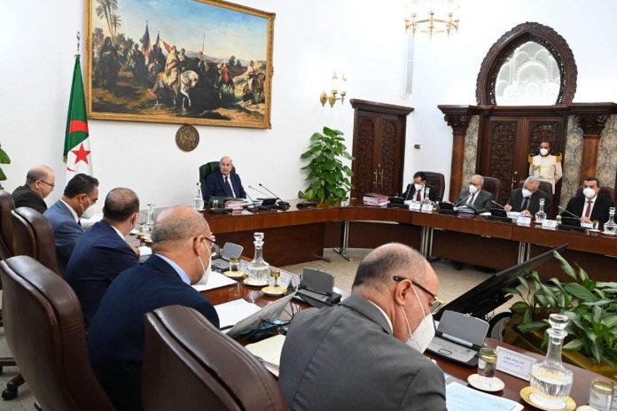 Le Président de la République, M. Abdelmadjid Tebboune a présidé, dimanche, une réunion du Conseil des ministres au cours de laquelle il a ordonné d'adopter la langue anglaise
