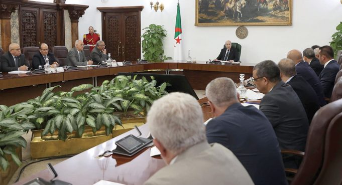 Le président Tebboune préside une réunion de travail sur les exportations