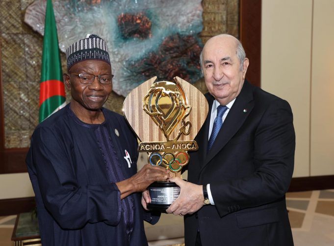 Le président Tebboune reçoit la Médaille d’or du mérite olympique et sportif africain attribuée aux chefs d’Etat