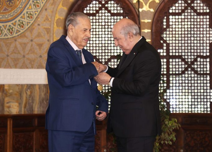 Le président Tebboune décerne la médaille « Athir » au moudjahid Salah Goudjil