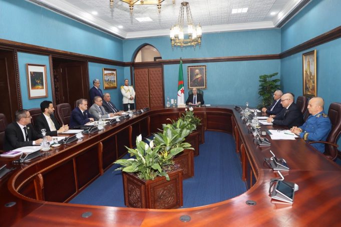 Décret exécutif relatif aux micro-importateurs : Le président Tebboune préside une réunion de travail