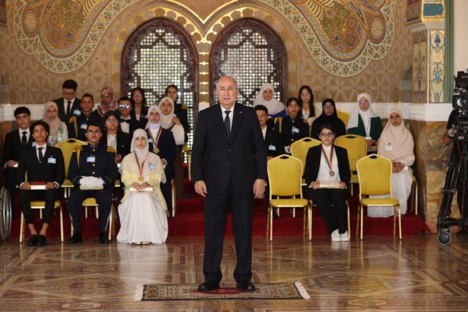 Le président de la République honore les meilleurs lauréats du Bac et du BEM