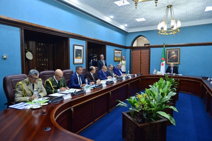 Le président Tebboune préside une réunion consacrée au secteur des transports