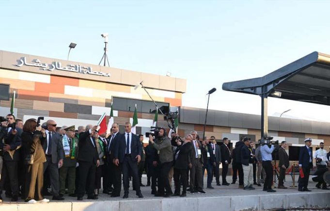 Gara Djebilet : Le président Tebboune donne le signal de départ du train transportant les premières cargaisons du minerai de fer