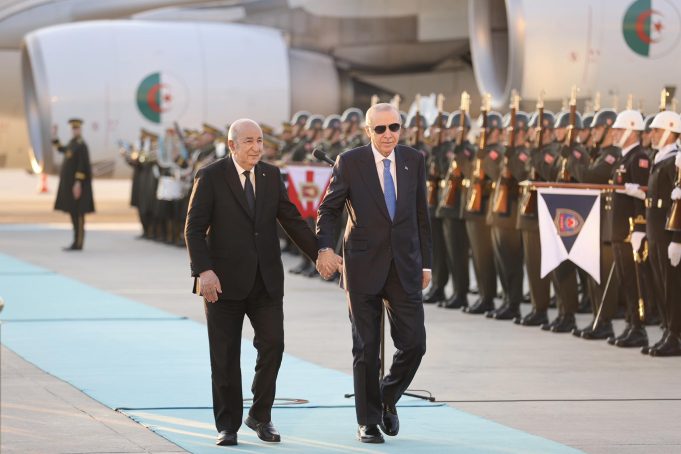 Un accueil officiel réservé au président Tebboune par son homologue turc à l’aéroport international d’Ankara