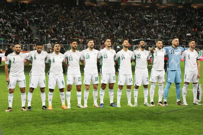 Les sélections d’Algérie et du Niger s’affrontent mardi (17h00) au stade Miloud-Hadefi d’Oran pour le compte des demi-finales du Championnat d’Afrique des nations (CHAN) des footballeurs locaux avec un mot d’ordre commun: décrocher une qualification historique pour la finale. En effet, aucune des deux sélections n’a eu le privilège de disputer une finale du CHAN. Le Niger, qui est à sa quatrième participation dans cette épreuve, créée en 2009, atteint pour la première fois ce stade avancé de la compétition. L’Algérie, quant à elle, anime le dernier carré du CHAN pour la deuxième fois, et ce, pour sa deuxième participation dans ce Championnat. Sa première demi-finale remonte à 2011 au Soudan, lorsque les Verts, sous la houlette de l’entraineur Abdelhak Benchikha, ont été éliminés par la Tunisie, avant de terminer le tournoi à la quatrième place. Il fallait attendre douze ans après, pour voir l’équipe algérienne faire sa deuxième apparition dans le CHAN, comme sélection du pays organisateur. Profitant des avantages du terrain et du public, la bande au sélectionneur national, Madjid Bough erra, ne jure que par le sacre. D’ailleurs, le coach national s’est empressé à afficher ses ambitions à l’issue du précédent match comptant pour les quarts de finale, remportée dans la douleur face à la Côte d’Ivoire (1-0). 