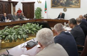 Le président Tebboune préside une réunion de travail sur les exportations