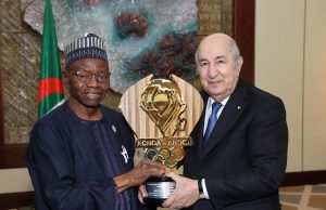 Le président Tebboune reçoit la Médaille d’or du mérite olympique et sportif africain attribuée aux chefs d’Etat