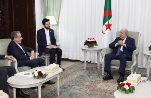 Le président de la République reçoit le ministre iranien des Affaires étrangères