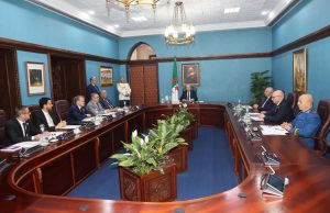 Décret exécutif relatif aux micro-importateurs : Le président Tebboune préside une réunion de travail