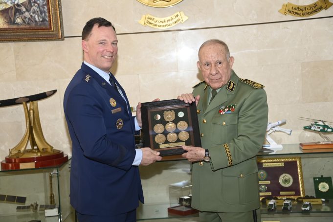 Le Général d’Armée Chanegriha reçoit le Commandant d’Africom