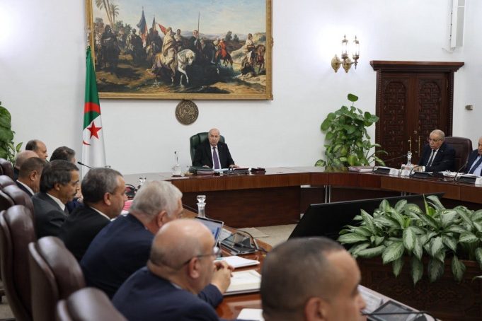 Conseil des ministres : Tebboune ordonne la mise en place de laboratoires dans les ports et les aéroports pour le contrôle des produits