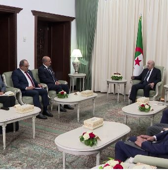 Le président Tebboune reçoit le ministre tunisien des Affaires étrangères